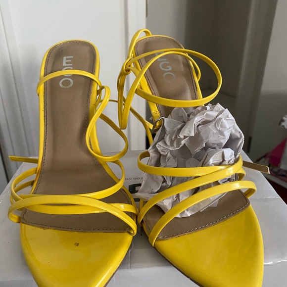 Open toe high heels with buckle. - Picture 3 of 3